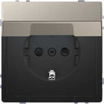 Розетка с заземлением, с защитными шторками и крышкой 16 А / 250 В~, безвинтовые зажимы Merten D-life, никель металл