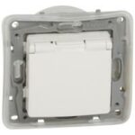 Legrand ETIKA Розетка с/з с крышкой IP44 белая механизм