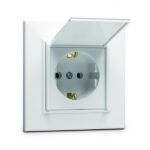 Makel Karea белый Розетка с/з с крышкой