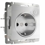 Умная встраиваемая розетка с заземлением с защитными шторками серебряная