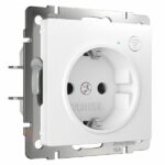 Умная встраиваемая розетка с заземлением с защитными шторками белая