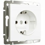 Розетка с заземлением и шторками (белый матовый)