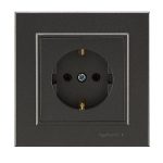 Makel Karea дымчатый Розетка с/з с крышкой